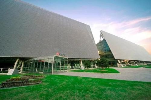 無錫尚德300W全黑半片組件亮相2018荷蘭SOLAR SOLUTIONS展會