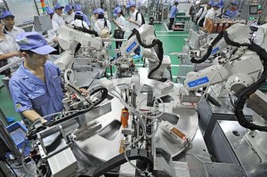 跨國收購VS自主研發，美的和格力做機器人誰占優？